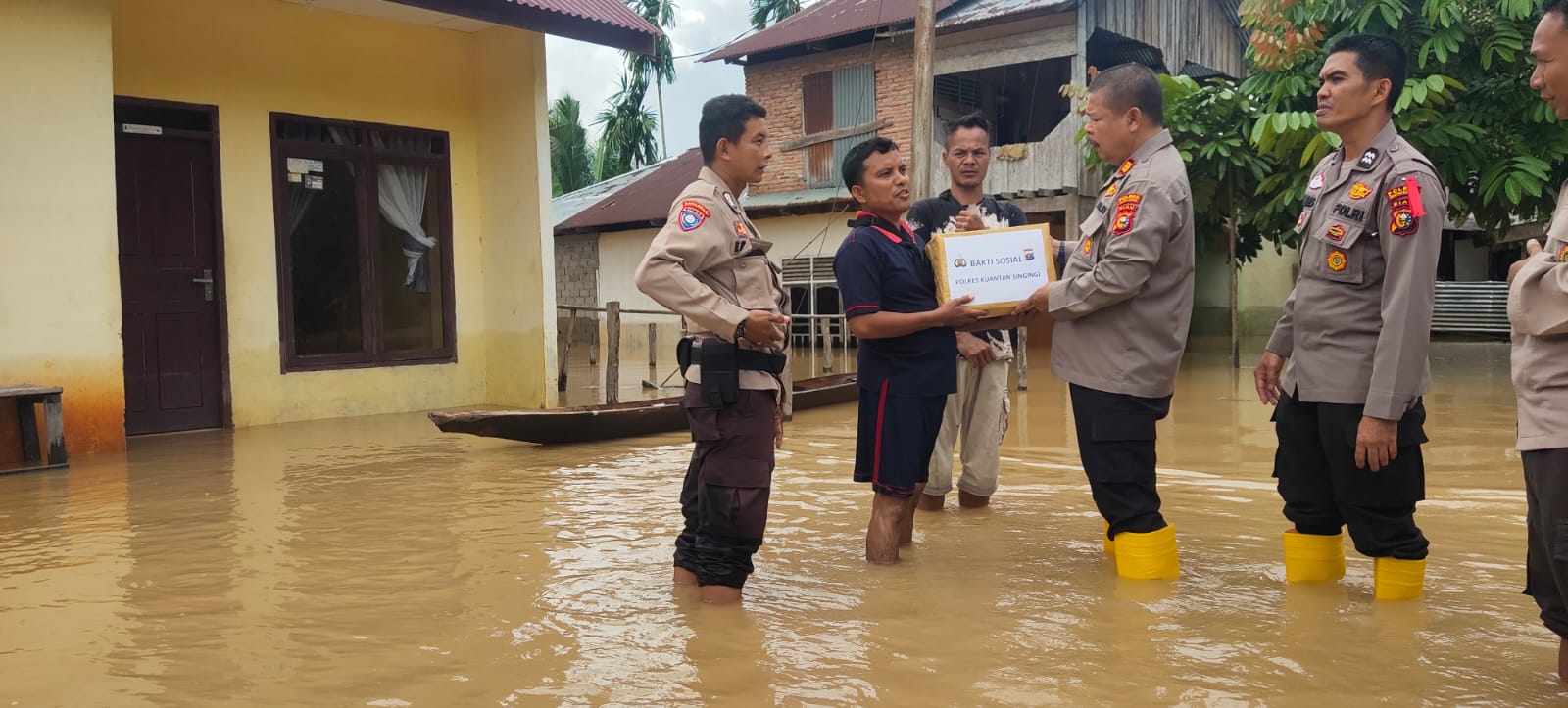 Peduli Korban Banjir Sat Binmas Polres Kuansing Berikan Bantuan Sembako Kepada Masyarakat